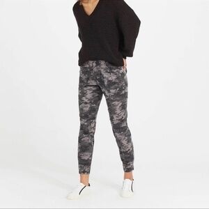 SPANX Stretch Twill Cargo Joggers Blackwash Camo XS
